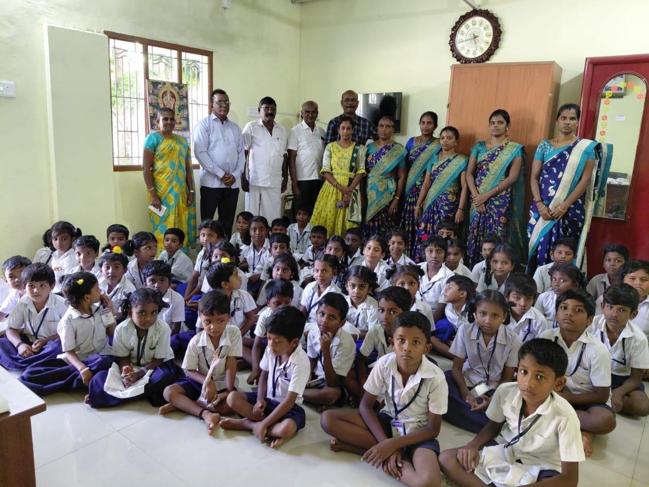 Students and volunteers classroom group photo