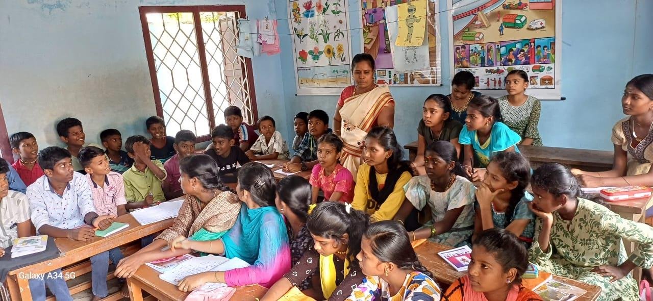 Packed classroom lesson with students